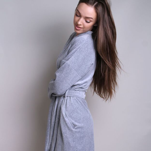 Sofa Killer light grey velours robe